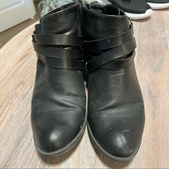 🦋2/$15🦋 Black Moto Booties - Picture 2 of 5